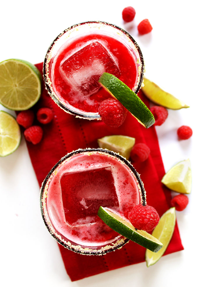 Fresh Raspberry Margarita. So refreshing. Flavorful. Easy to make. Perfect for summer #margarita #cocktail