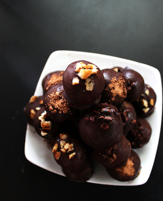 Vegan Tarragon Merlot Truffles. Made with nuts and sweetend with dates. Rich and chocolaty. #glutenfree #vegan #refinedsugarfree #chocolate