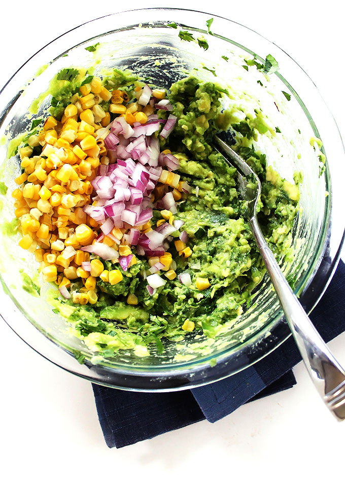 Grilled Corn and Black Bean Guacamole. Easy to make. Only requires 8 ingredients! #vegan #glutenfree #guacamole | robustrecipes.com