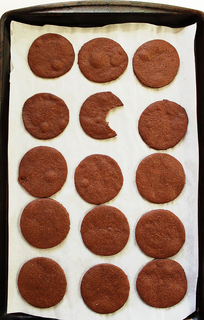 Thin and Crispy Chocolate Cookies. #glutenfree #cookies | robustrecipes.com
