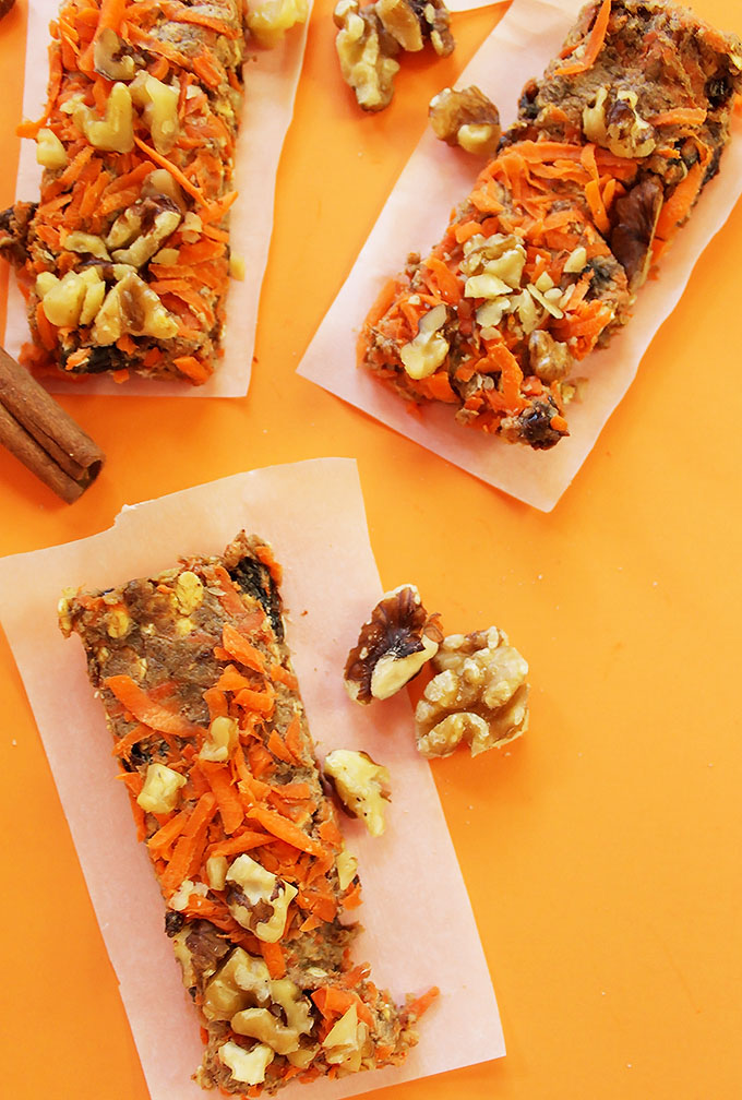 Carrot Cake Granola Bars. Satisfy your sweet tooth in a healthy way. Contains real shredded carrots. Easy to make! #vegan #glutenfree | robustrecipes.com