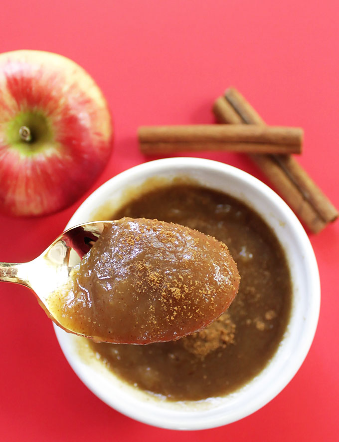 Homemade Applesauce! A great way to use up apples. Super easy to make. #refinedsugarfree |robustrecipes.com