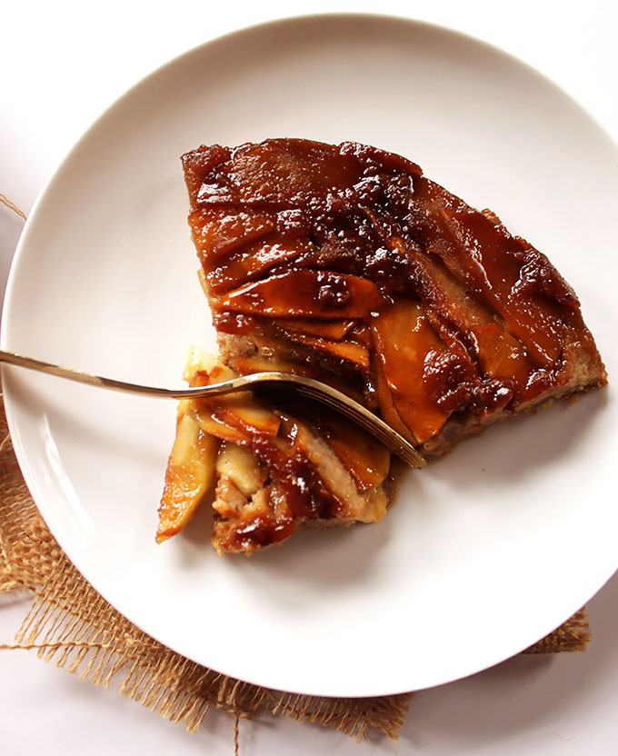 Caramel Apple Upside Down Cake. Literally tastes like a caramel apple baked into a cake! #glutenfree