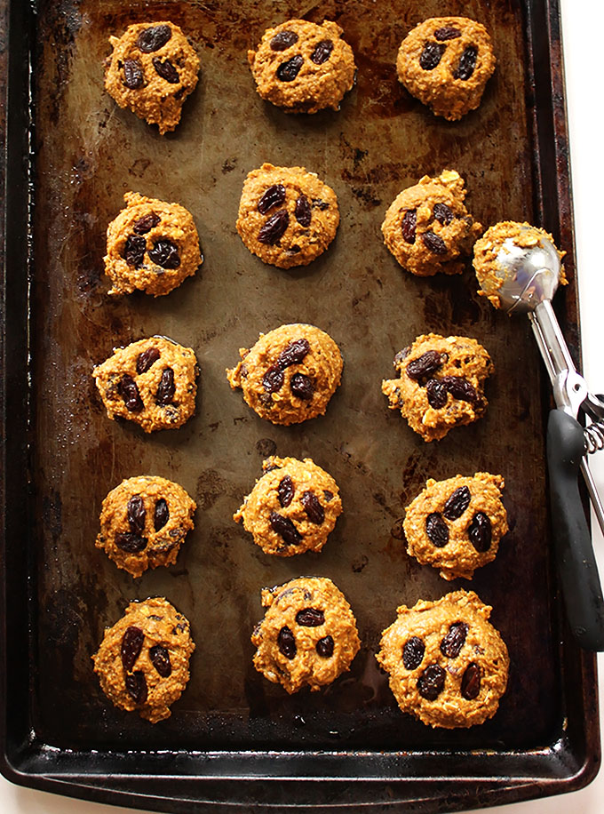 Pumpkin Oatmeal Raisin Cookies. Soft and chewy! #glutenfree #pumpkin