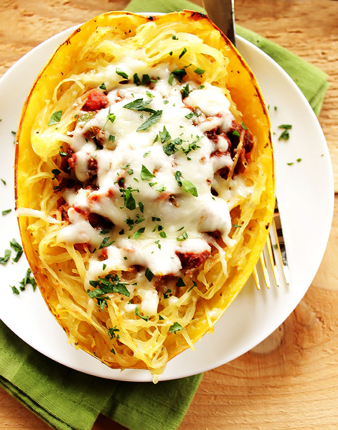 Spaghetti Squash with Meat Sauce. Super HEALTHY, low carb meal! #glutenfree #lowcarb