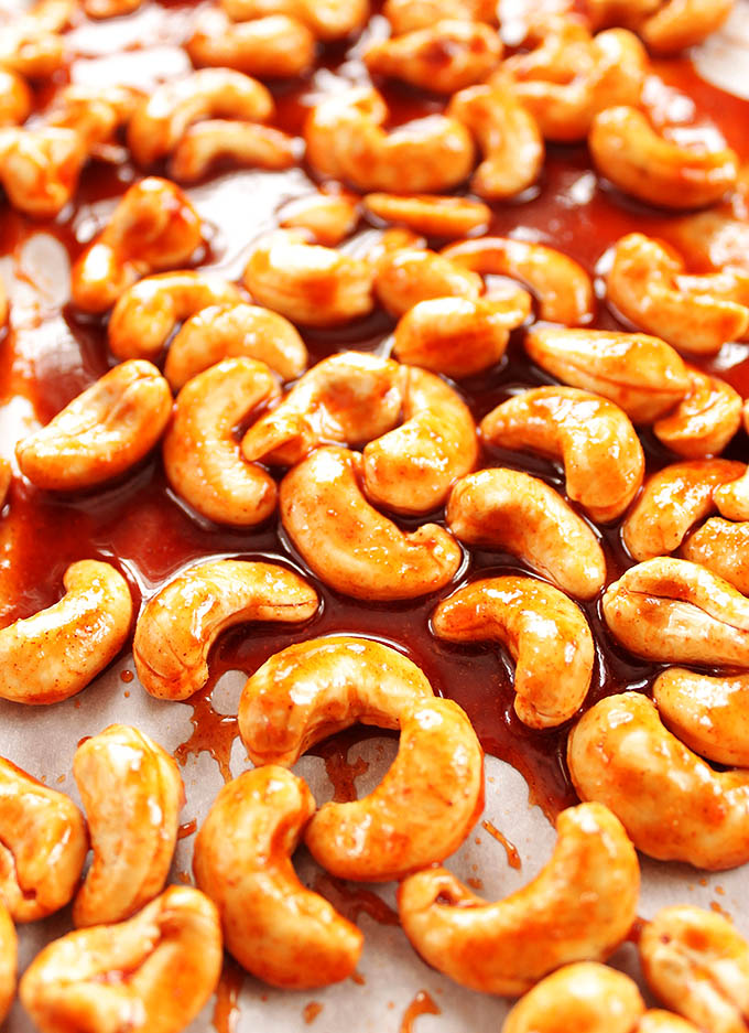 Sriracha Honey Roasted Cashews - A healthy snack recipe. EASY to make! Cashews, sriracha, and honey! | robustrecipes.com