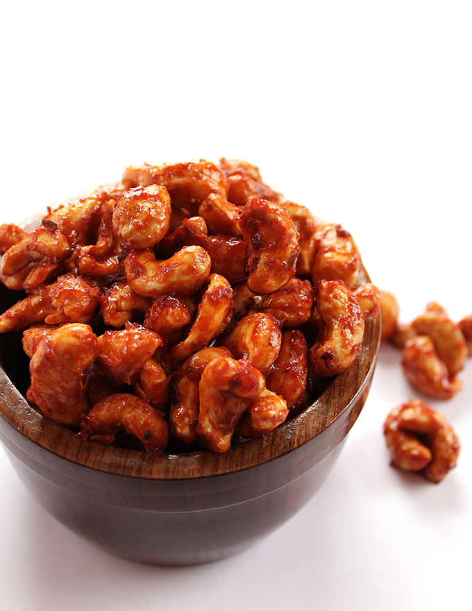 Sriracha Honey Roasted Cashews - Sweet, spicy, and crunchy. A healthy snack recipe! So EASY to make. Cashews, sriracha, honey! | robustrecipes.com