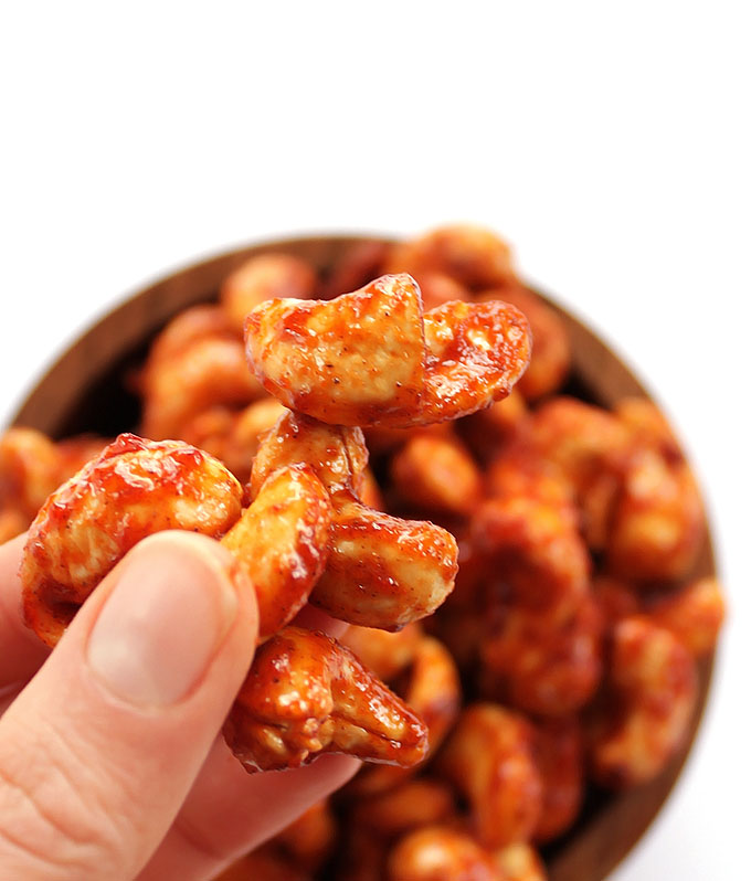 Sriracha Honey Roasted Cashews - The perfect recipe for a healthy snack. Sweet, spicy and crunchy. So EASY to make, cashews, honey, and sriracha! | robustrecipes.com