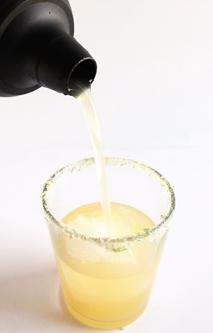 Skinny Orange Lime Margaritas - BEST MARGARITAS EVER! Fresh ingredients: lime juice, orange juice, agave nectar, and silver tequila. Vegan/Gluten Free. | roubustrecipes.com