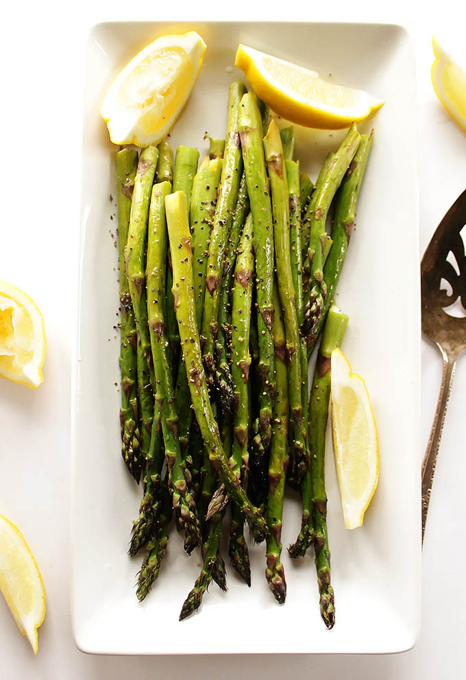 Easy Lemon Roasted Asparagus - A tasty and healthy side dish that's perfect with any meal. Perfectly roasted asparagus with plenty of freshly squeezed lemon juice! Vegan/Gluten Free | robustrecipes.com