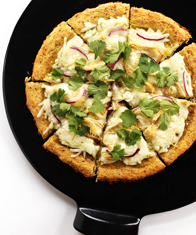 Green Chicken Enchilada Pizza - This recipe is husband approved. It's got all your enchilada fixings on top of an easy, crispy cauliflower pizza crust! Gluten Free |robustrecipes.com