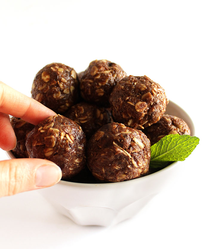 Chocolate Mint Energy Balls - These yummy energy balls are packed with ingredients to fuel your body! This is my go to recipe for pre breakfast/pre workout snack! Gluten free/refined sugar free/vegetarian!