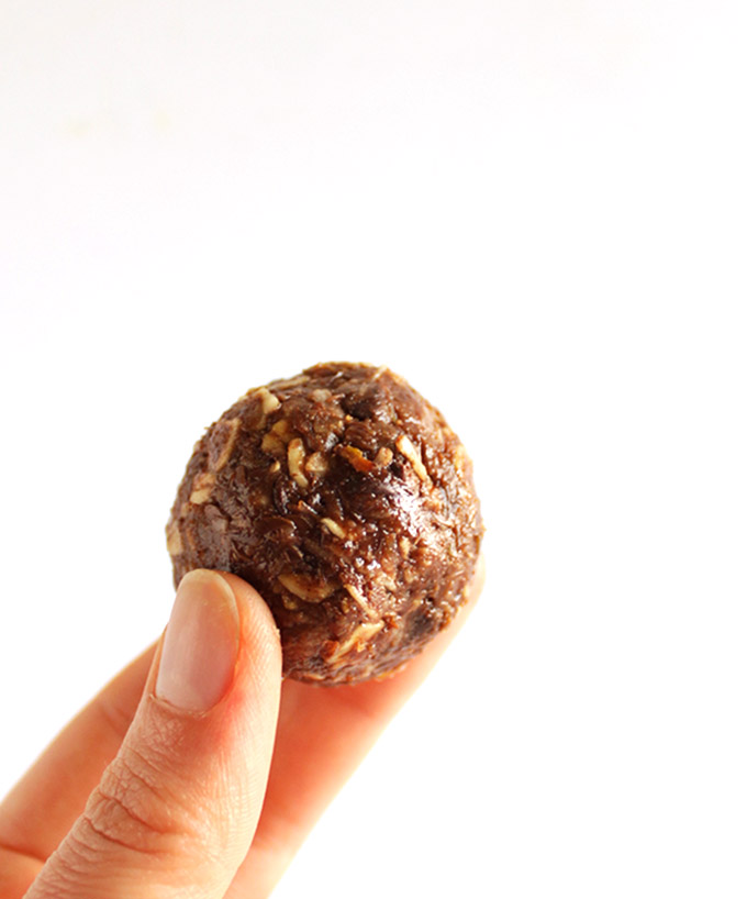 Chocolate Mint Energy Balls - Delicious balls of energy. This recipe is my go to pre breakfast, pre workout morning snack. They're made with wholesome ingredients to get you going! Gluten free/refined sugar free/vegetarian!
