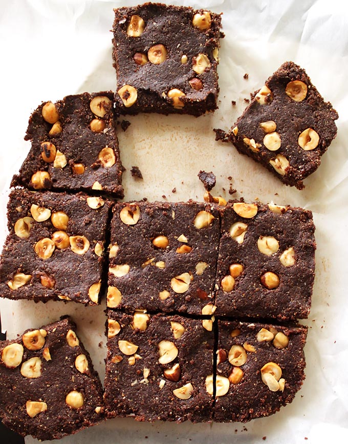 No Bake Hazelnut Brownies - Healthy brownies made with wholesome ingredients! They're fudge-y, chocolate-y and irresistible! This recipe is EASY to make! vegan/gluten free/ refined sugar free.
