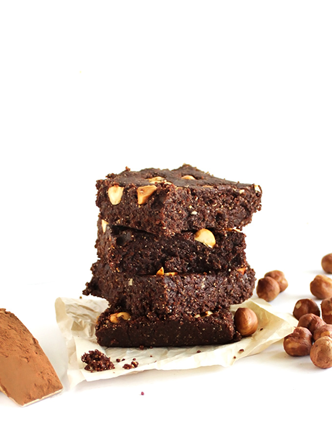 No Bake Hazelnut Brownies - Fudge-y, chocolate-y brownies! This recipe is EASY to make. Made with wholesome ingredients! So good! gluten free/vegan/refined sugar free.
