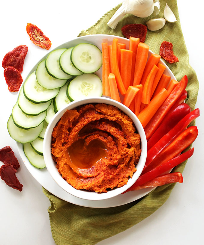 Smoky Sun Dried Tomato Hummus - Creamy, hummus that's loaded wtih smoked paprika and sweet sun dried tomatoes! This recipe is super EASY to make and healthy! So yum! Vegan and Gluten Free.