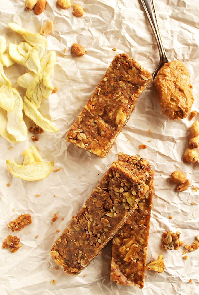 Peanut Butter Apple Granola Bars - Chewy granola bars with healthy ingredients. This recipe is EASY to make. Perfect for snack time! vegan/gluten free | robustrecipes.com