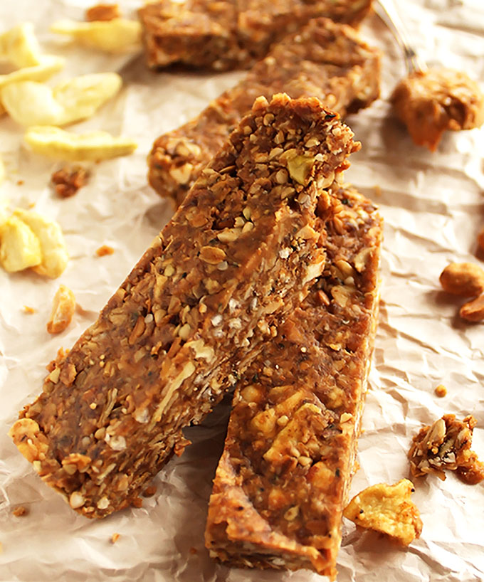 Peanut Butter Apple Granola Bars - Soft, chewy granola bars with healthy ingredients. This recipe is EASY to make! Perfect for snack time! gluten free/ vegan | robustrecipes.com