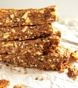 Peanut Butter Apple Granola Bars - Chewy granola bars that have wholesome ingredients. This recipe is easy to make! Perfect for snack time! Vegan/ gluten free. | robustrecipes.com