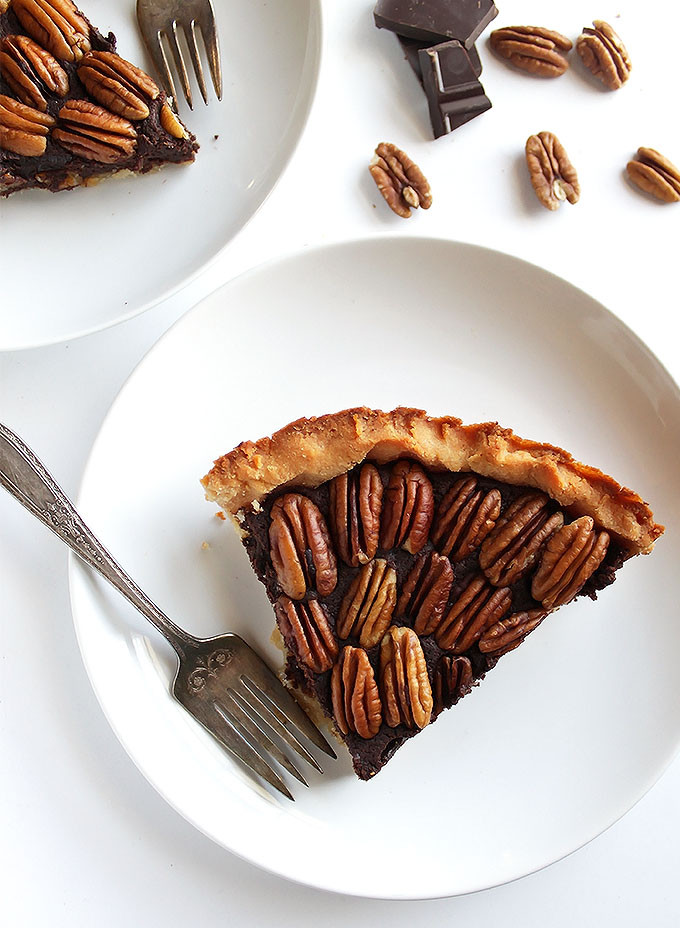 Gluten Free Chocolate Pecan Pie - This pie is made without corn syrup! It's got a fudgey rich filling with a doughy crust and toasted pecans! This recipe is super EASY to make! This pie is the perfect Holiday dessert! | robustrecipes.com