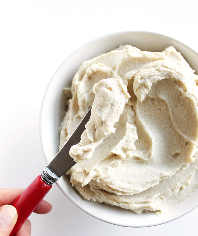 Vegan Cashew Frosting - Rich, creamy frosting made with wholesome ingredients: raw cashews, coconut oil, honey or maple syrup, and vanilla! It's perfect for spreading on cookies, cakes, cupcakes etc. This recipe is EASY to make! vegan/gluten free/dairy free/refined sugar free | robustrecipes.com