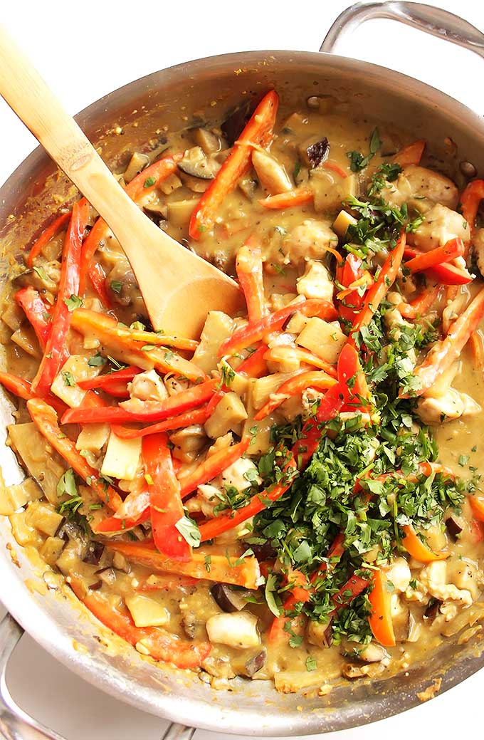 Eggplant Green Curry with Chicken - This recipe is quick and EASY to make. Serve with brown rice noodles. Gluten free/Dairy Free | robustrecipes.com