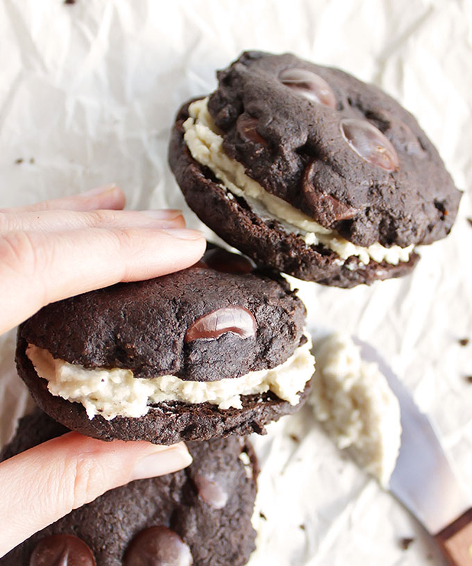 Homemade Gluten Free Oreos - Soft cookie sandwich filled with rich, creamy frosting. This recipe is perfect for holiday baking! So YUM! Dairy Free/Refined sugar free/gluten free | robustrecipes.com