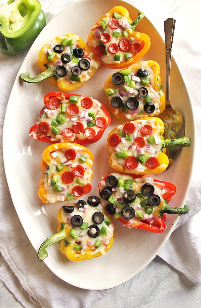 35 Minute Pizza Stuffed Peppers - Healthy stuffed pizza peppers that come together in 35 minutes. You can use any of your favorite pizza toppings you prefer. This recipe is a fun way to get your "pizza" fix! Husband approved! Gluten free | robustrecipes.com