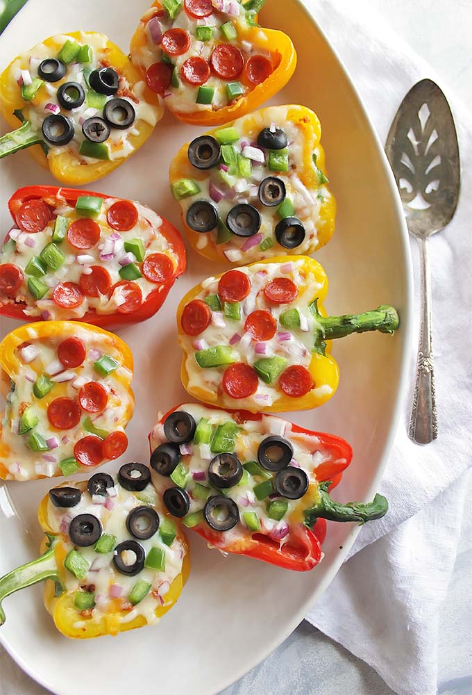 35 Minute Pizza Stuffed Peppers - Healthy stuffed pizza peppers that come together in 35 minutes. You can use any of your favorite pizza toppings you prefer. This recipe is a fun way to get your "pizza" fix! Husband approved! Gluten free | robustrecipes.com