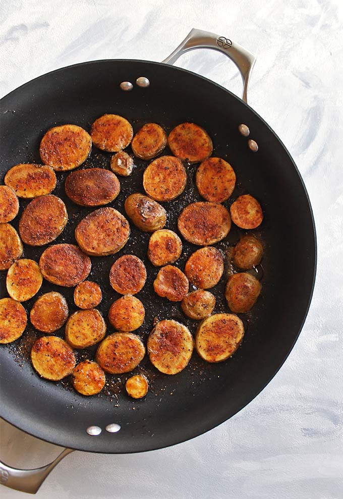 25 Minute Crispy Breakfast Potatoes - These potatoes are perfect for a weekend breakfast or a brunch table. This recipe is easy to make, only need 1 pan, 5 ingredients and 25 minutes to make. They are crispy on the outside and tender and creamy on the inside. Plus the spices make them smoky and super flavorful! Gluten Free/Vegan | robustrecipes.com