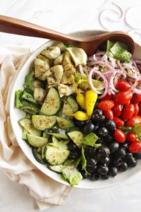15 Minute Italian Salad - This recipe makes a great side salad to any meal. It's packed with all the Italian favorites and a tasty Italian Vinaigrette. This salad is quick and easy to make. Gluten free/vegetarian | robustrecipes.com
