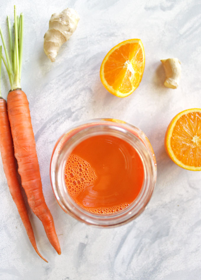 Fresh Carrot Juice (without a juicer) - Refreshing, nutrient dense fresh carrot juice that's easy to make! This recipe doesn't require an expensive juicer. All you need is a blender, a towel, and a bowl! This carrot juice sweet and gingery. It is packed with Vitamin A, beta carotene, vitamin C and aids with digestion. So yum! | vegan/gluten free