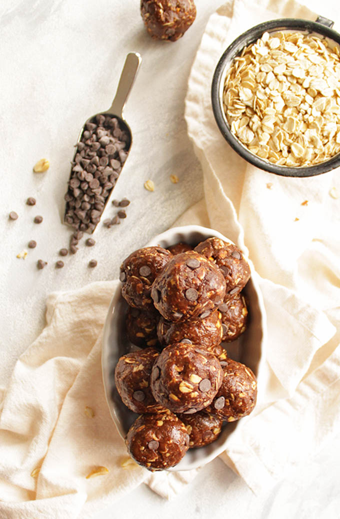 Chocolate Peanut Butter Energy Balls - Packed w/ a balance of nutrient rich ingredients to give you a burst of energy w/ all the chocolate peanut butter goodness. Makes a great pre-workout snack, afternoon snack, or goes great in a packed lunch. They stay fresh in the freezer for up to 6 months! (Gluten Free/Dairy Free) | robustrecipes.com