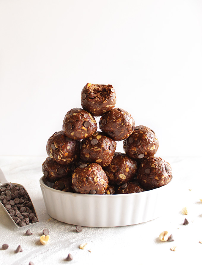 Chocolate Peanut Butter Energy Balls - Packed w/ a balance of nutrient rich ingredients to give you a burst of energy w/ all the chocolate peanut butter goodness. Makes a great pre-workout snack, afternoon snack, or goes great in a packed lunch. They stay fresh in the freezer for up to 6 months! (Gluten Free/Dairy Free) | robustrecipes.com