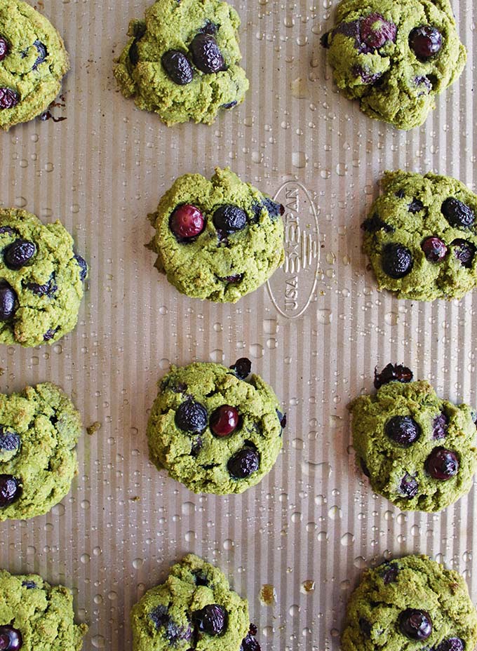 Matcha blueberry cookies - Soft cookies with grassy notes of matcha green tea and bursts of fresh blueberries. So yum!!! Easy to make and gluten free. Perfect for spring and summer! | robustrecipes,com