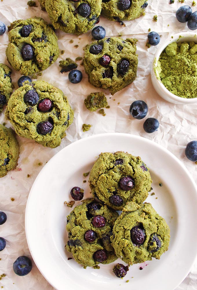 Matcha blueberry cookies - Soft cookies with grassy notes of matcha green tea and bursts of fresh blueberries. So yum!!! Easy to make and gluten free. Perfect for spring and summer! | robustrecipes,com