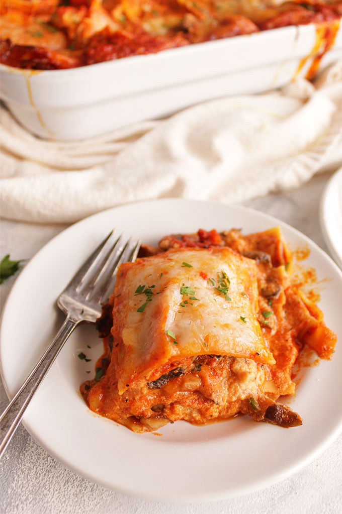 Mushroom lasagna with roasted pepper sauce - Gluten free lasagna bursting with 3 kinds of mushrooms and baked in an easy roasted red pepper sauce. SO YUM! This recipe uses no-boil gluten free noodles to keep it simple. Perfect for feeding a crowd. (Gluten Free/ vegetarian) | robustrecipes.com