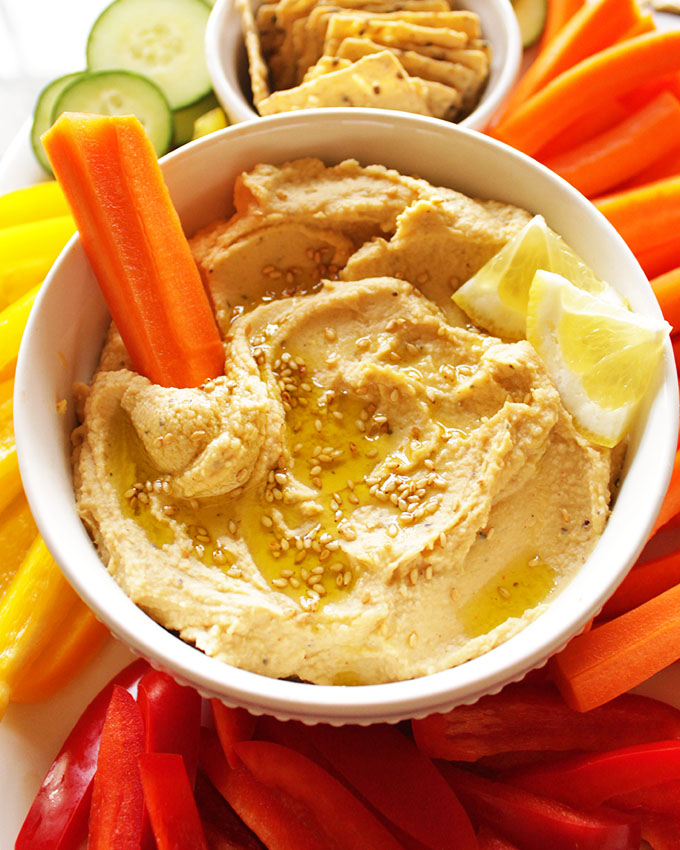 My Go To Hummus - This simple hummus recipe is perfect for dipping with veggies or crackers for a healthy appetizer, side, or snack. It only takes 10 minutes to make and uses simple pantry ingredients. It's rich, creamy, and super healthy. #hummus #glutenfree #vegan #easyrecipe | robustrecipes.com