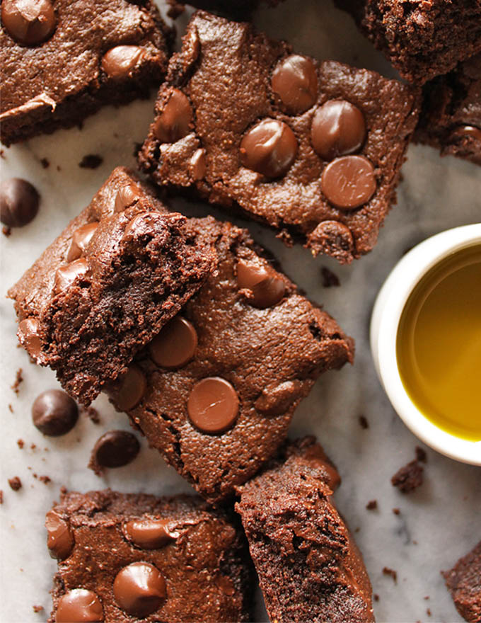 Rich and fudgy olive oil brownies. The olive oil lends a nice subtle nuttiness that complements the chocolate nicely. You'll love how complex the flavor is! Perfect recipe to satisfy any chocolate craving. (gluten free & dairy free)! #glutenfree #brownies #chocolate #oliveoil | robustrecipes.com