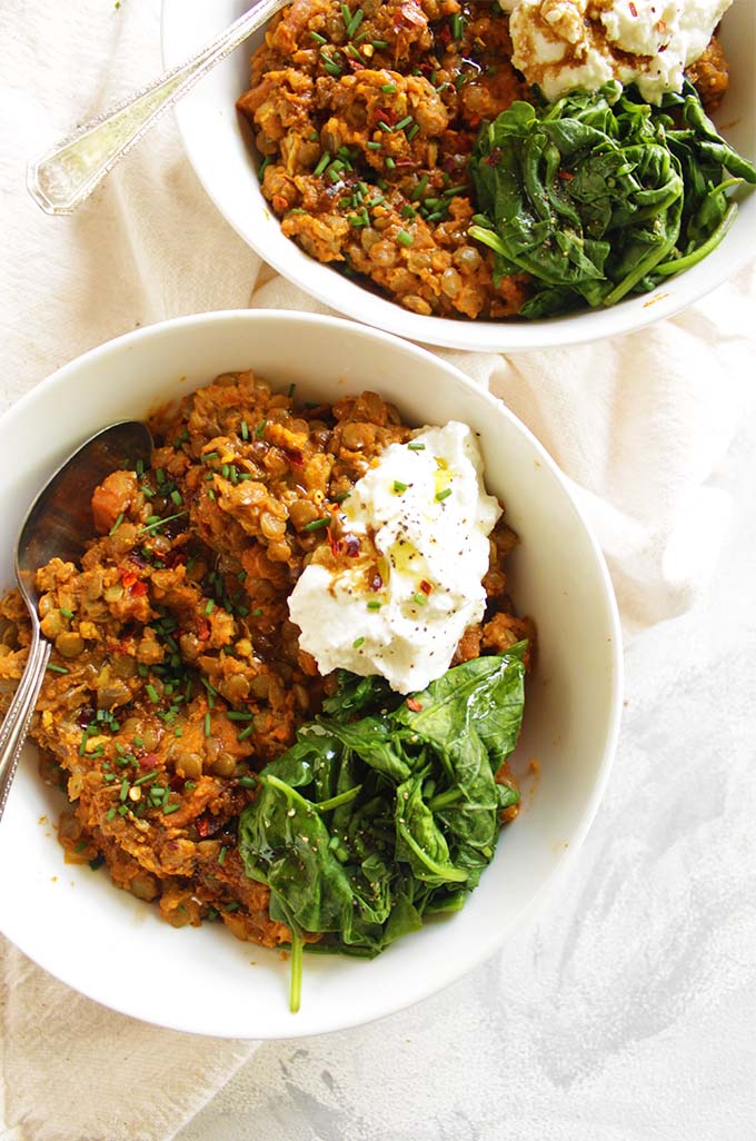 Curried lentil bowls are protein packed and nutrient dense. The lentils are cooked in a curried tomato sauce along with chicken sausage and scrambled eggs making it the perfect breakfast to keep you satisfied for hours. #glutenfree #breakfast #lentils #recipe | robustrecipes.com