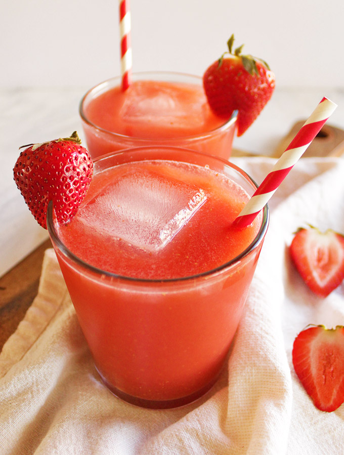 A sweet and spicy cocktail that's simple to make. This spicy strawberry cocktail  is the perfect afternoon drink - it's super easy to make. Only requires 10 minutes and 6 ingredients! Summertime cocktail fun! #cocktail #strawberries #vodka | robustrecipes.com