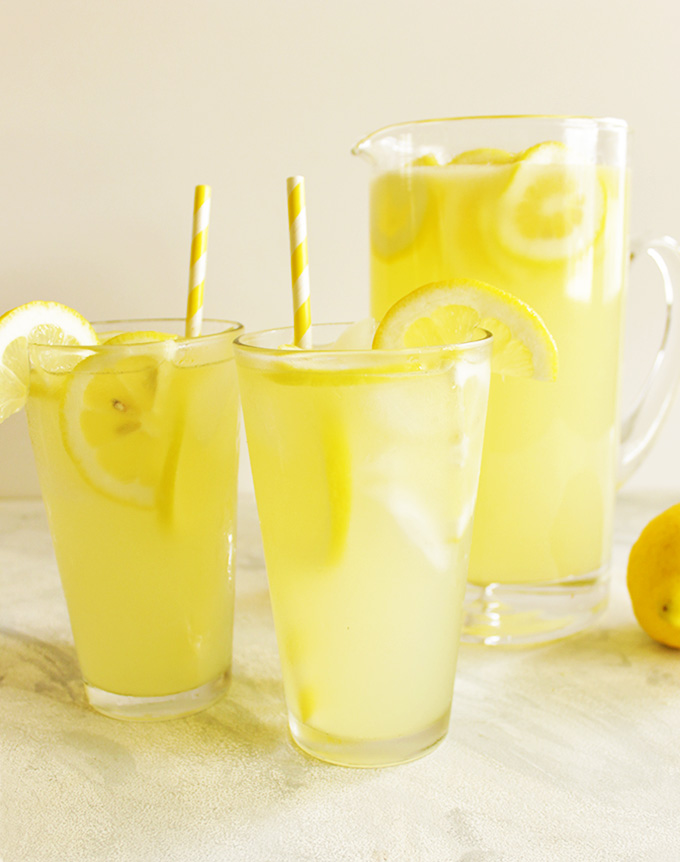 Blender Lemonade - Fresh squeezed lemonade that doesn't actually require squeezing lemons. A quick pulse of a blender and a fine mesh siv does the trick. Blender lemonade is the perfect summertime beverage! Plus it's naturally sweetened with agave nectar. #summer #recipe #lemonade #easy | robustrecipes.com