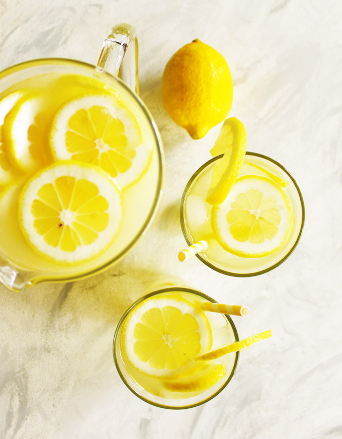 Blender lemonade - Fresh squeezed lemonade that doesn't actually require squeezing lemons. A quick pulse of a blender and a fine mesh siv does the trick. Blender lemonade is the perfect summertime beverage! Plus it's naturally sweetened with agave nectar. #summer #recipe #lemonade #easy | robustrecipes.com
