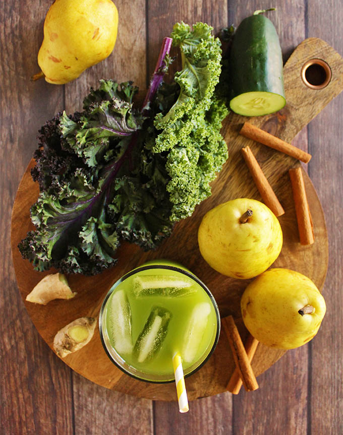  Fall Pear Green Juice (without a Juicer) - Perfect for beginner juicers. It's very sweet thanks to the pears. The warming ginger, cinnamon, and nutmeg gives it that fall vibe. So tasty!! #greenjuice #pears #recipe #easyrecipe #vegan #glutenfree | robustrecipes.com