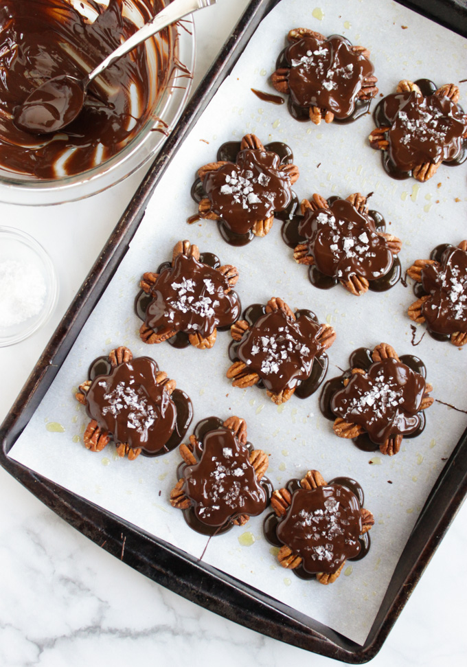 Homemade Vegan Chocolate Turtles - a fun and easy dessert to make. A layer of crunchy pecans topped with homemade caramel, dark chocolate and flaked sea salt. The perfect treat for the Holidays. #vegan #chocolate #glutenfree #easyrecipe | robustrecipes.com