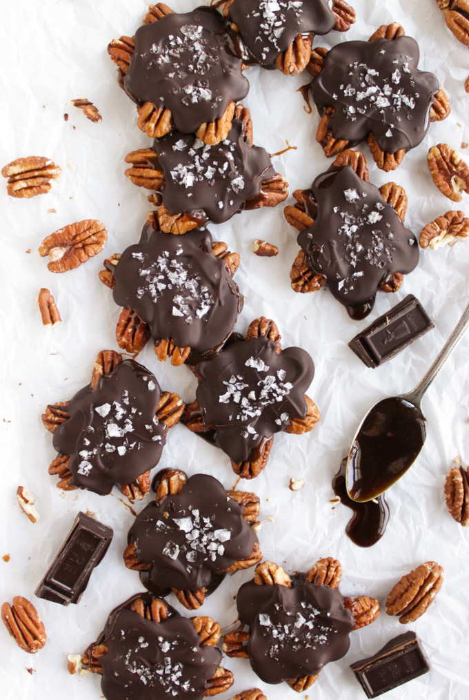 Homemade Vegan Chocolate Turtles - a fun and easy dessert to make. A layer of crunchy pecans topped with homemade caramel, dark chocolate and flaked sea salt. The perfect treat for the Holidays. #vegan #chocolate #glutenfree #easyrecipe | robustrecipes.com