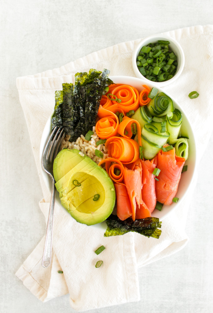 Healthy Smoked Salmon Sushi Bowls - an easy way to eat the flavors of sushi without the mess of trying to make it into a roll. Brown rice is topped with smoked salmon, nori seaweed, sushi veggies and sauces. Only takes 20 minuets to make! #easyrecipes #glutenfree #sushi #recipe | robustrecipes.com