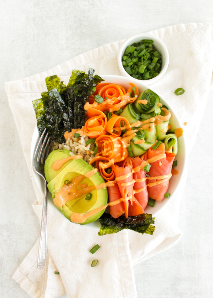 Healthy Smoked Salmon Sushi Bowls - an easy way to eat the flavors of sushi without the mess of trying to make it into a roll. Brown rice is topped with smoked salmon, nori seaweed, sushi veggies and sauces. Only takes 20 minuets to make! #easyrecipes #glutenfree #sushi #recipe | robustrecipes.com