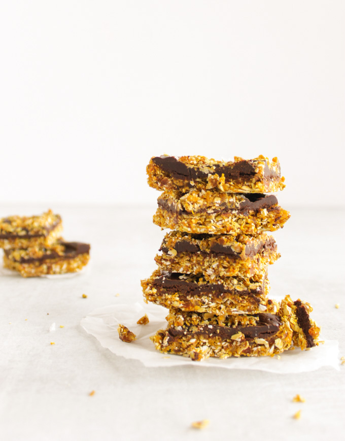  Healthy Turmeric Chocolate Snack Bars - packed with good-for-you ingredients. Perfect for a snack anytime of the day! Only takes 15 minutes to make! #glutenfree #vegan #easyrecipe #turmeric #dates #healthysnack | robustrecipes.com