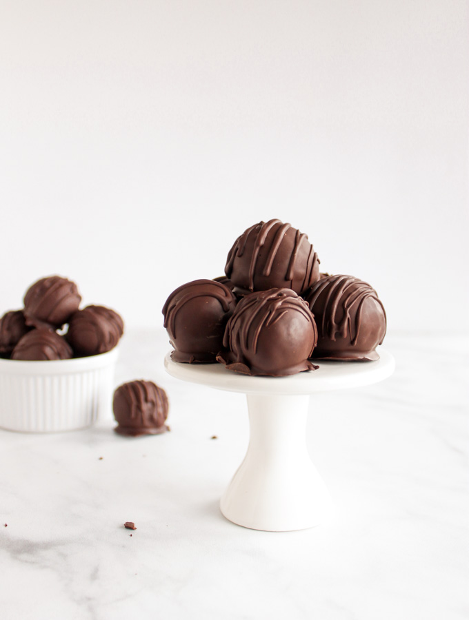 Mexican Chocolate Cake - fluffy chocolate cake balls infused with warming spices and coated in chocolate. No baking is required to make these treats. They make a great healthier dessert and edible gift! #glutenfree #vegan #valentinesday #easyrecipe #chocolate #dairyfree | robustrecipes.com